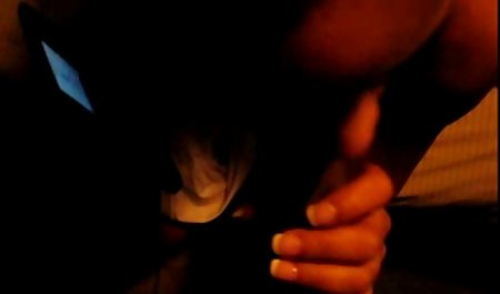 تماشا به صورت سینمایی های پورن خوراکی توسط یک دختر که با تجربه است